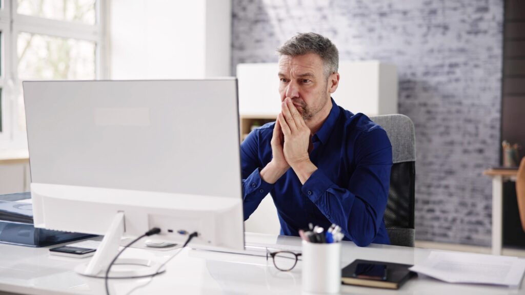 Liderar quem tem mais tempo de casa: entre a inibição e a consciência de papel